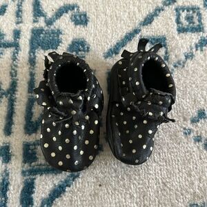 Black and gold leather baby shoes.